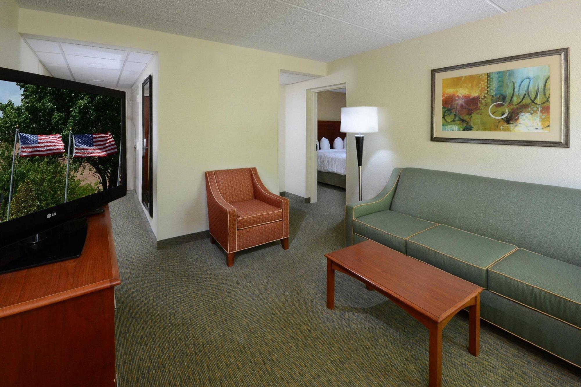 Hampton Inn Raleigh/Town Of Вейк Форест Екстер'єр фото